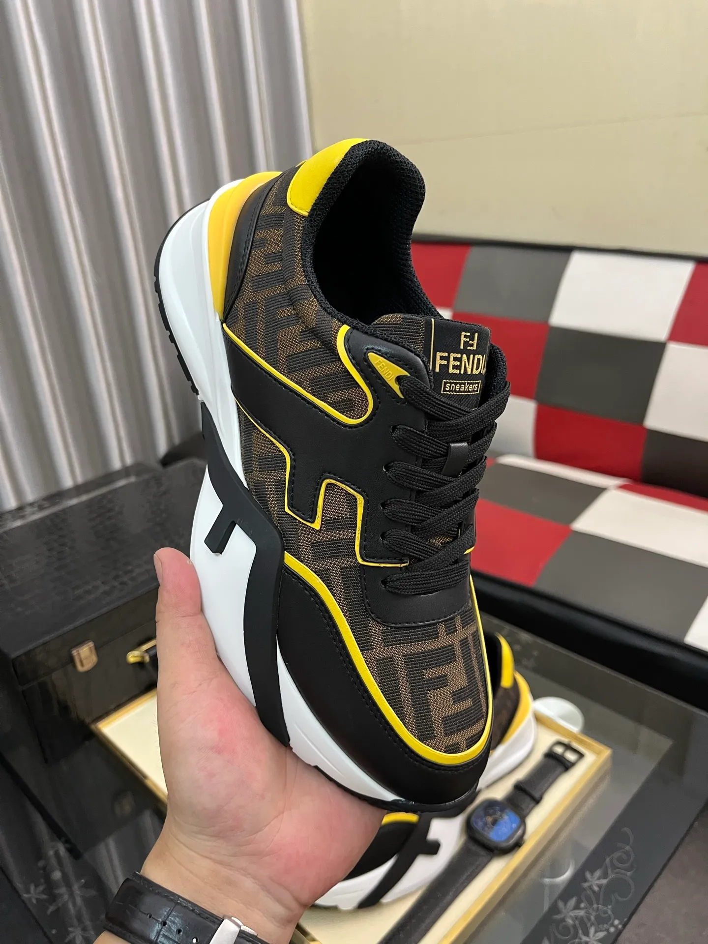 Men's men's shoes 💰560⌚️⌚️FENDI.•FENDI unique modern style sneakers. Counter purchasing🏃casual shoes😍😍 Original breathable fly-knit mesh imported from Italy (refuses to discolor and abrade feet) soles: Original soles specially provided by the original factory, super cool😍 French lazy style design ⚠️ Original quality, super comfortable and wear-resistant original soles. Code number: 38-442️⃣Colors available